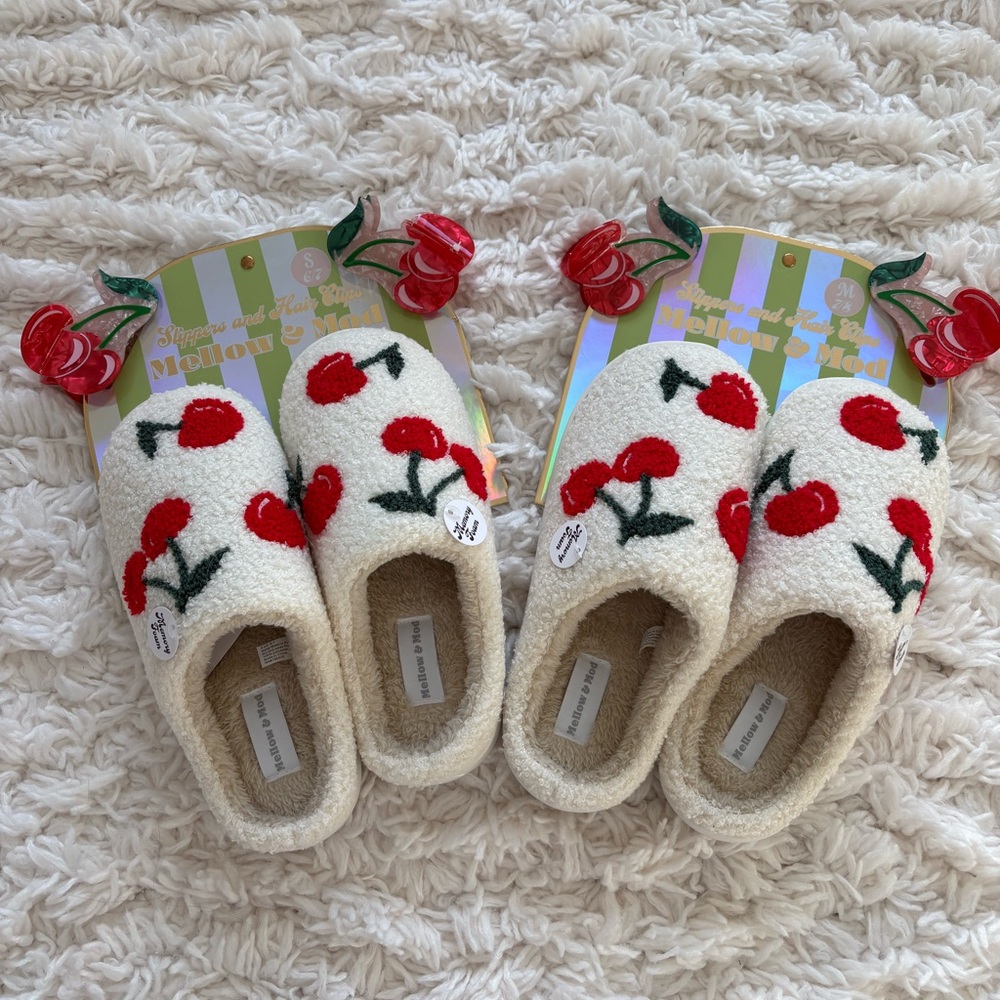🌺 Mellow & Mod Cherry Slippers🍒